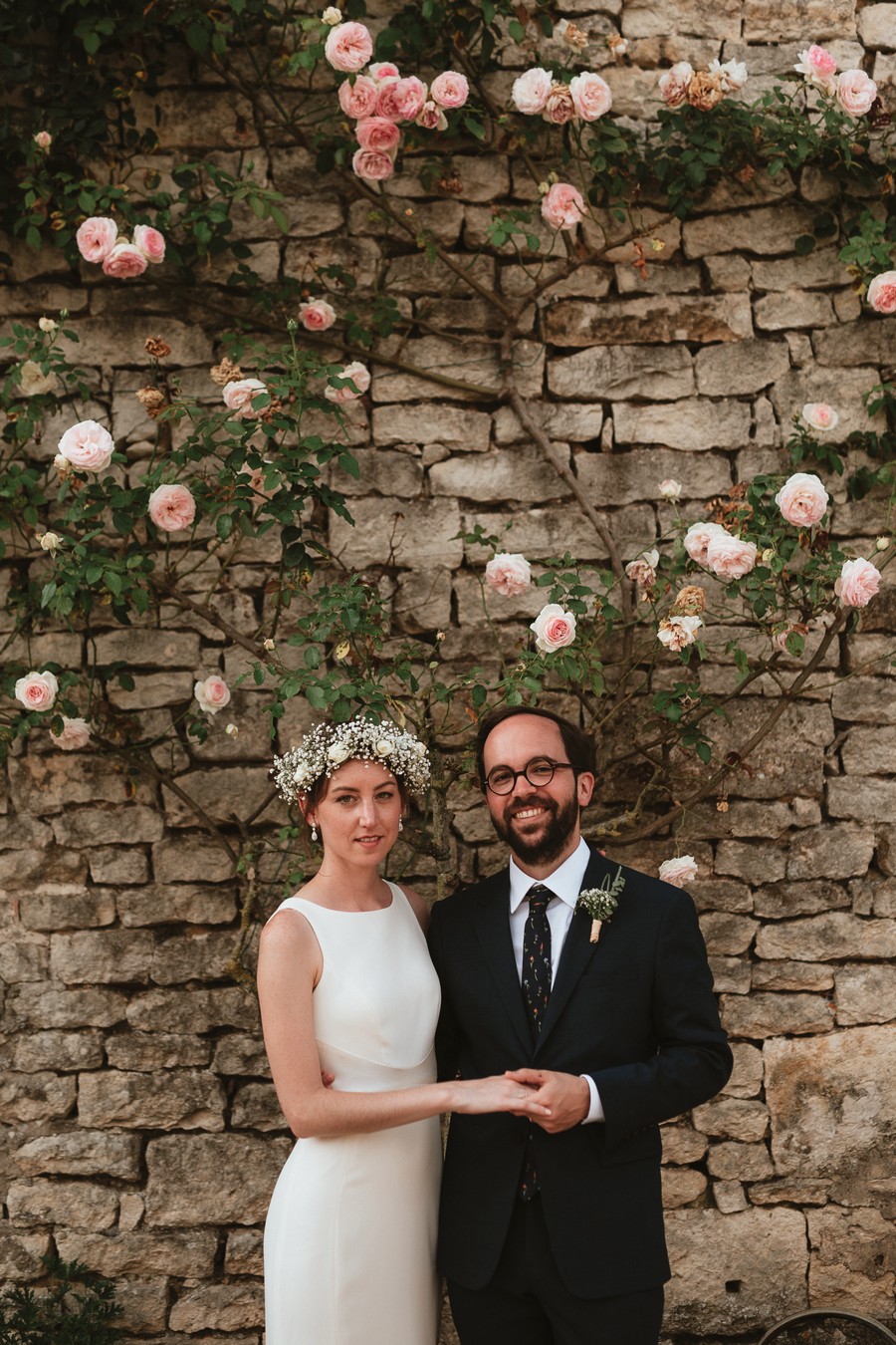 couple mariés rosier mur pierre