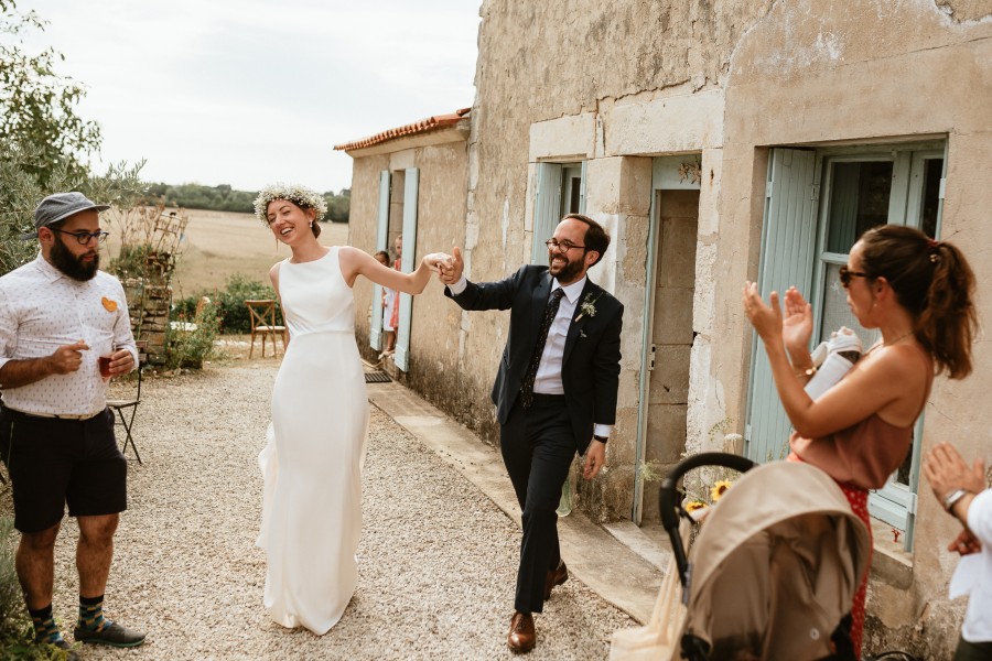 mariés arrivent cocktail sourire applaudissements