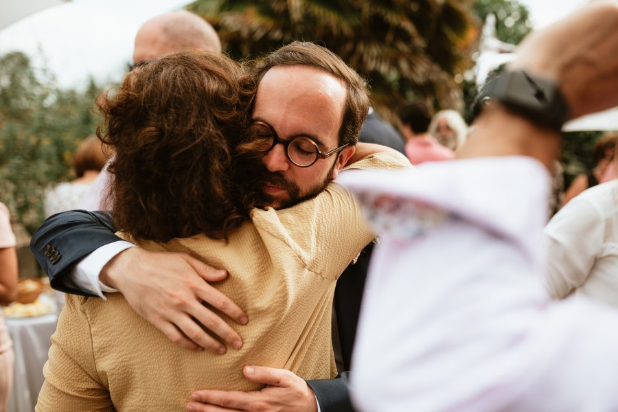 félicitations mariés famille enlacé