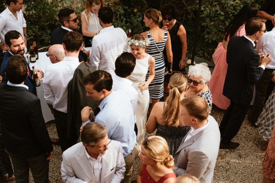 cocktail mariée au milieu invités