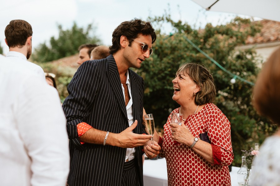 invitée explose rire cocktail mariage