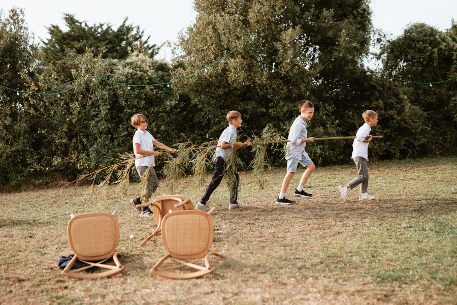 enfants s'amusent cocktail branche