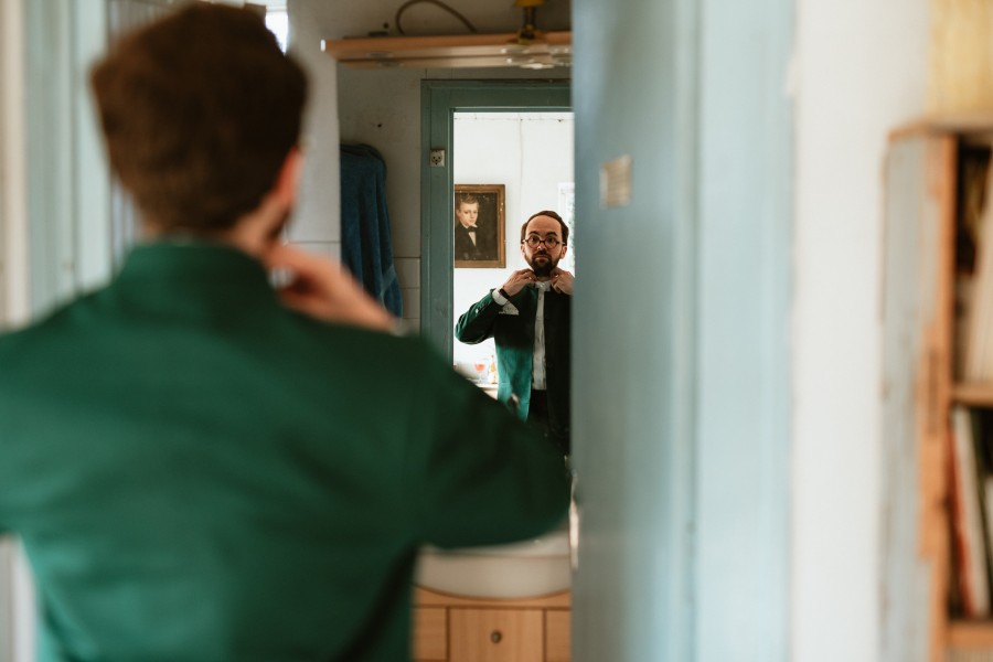 préparatifs marié costume vert miroir
