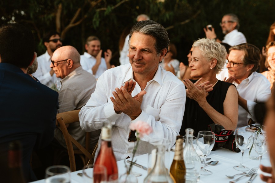 invités applaudissent discours du marié