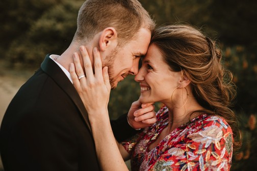 couple mariés sourient robe rouge