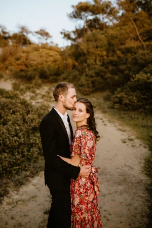 Un couple enlacé dans les dunes en Vendée
