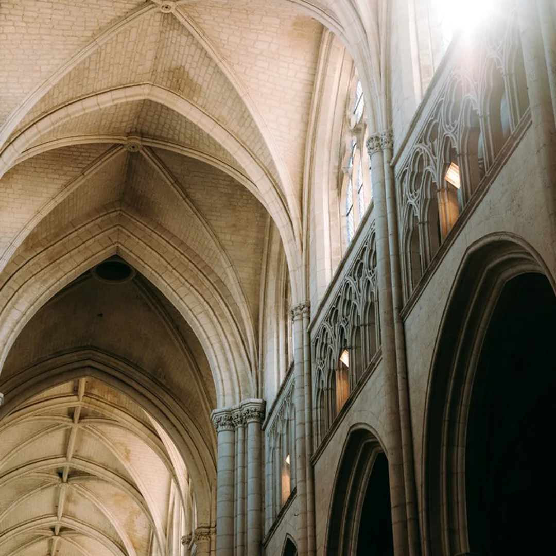 Lumière traversant un vitrail dans la Cathédrale de Luçon
