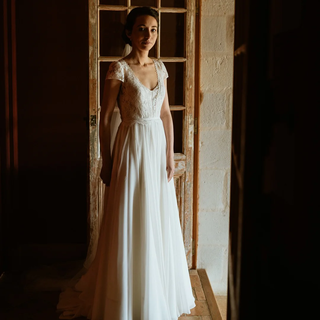 Une mariés posant en robe après les préparatifs du mariage au Château des Briottières