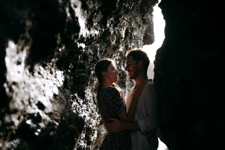 Un couple se regarde dans les yeux, dans des falaises en Vendée