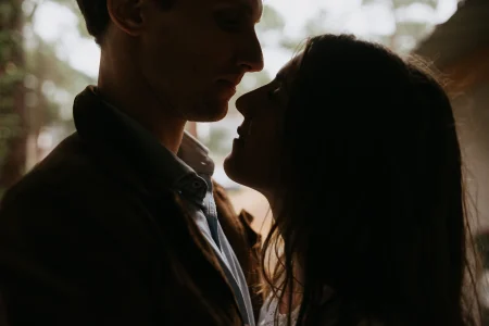 Un couple se regarde tendrement lors de leur séance engagement