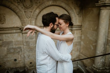 Couple de futurs mariés lors de leur séance engagement devant la fontaine des Quatre Tias