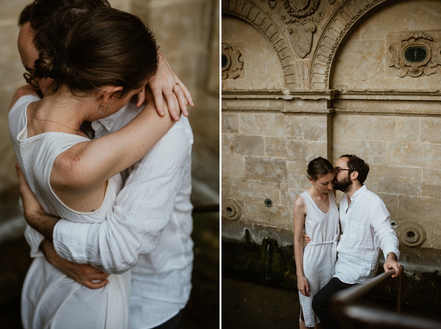 couple enlacé dans architecture Renaissance à Fontenay-le-Comte (Vendée)