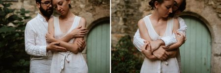 Couple enlacé et romantique devant une vieille porte verte à Fontenay-le-Comte (Vendée)