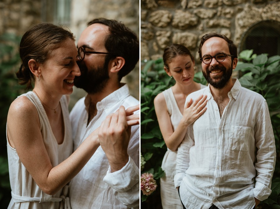 Couple de futurs mariés détendus rigolent pendant leur séance engagement