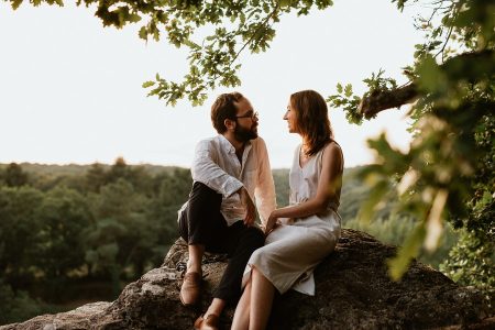 Couple sur un rocher au soleil couchant à Mervent (Vendée)