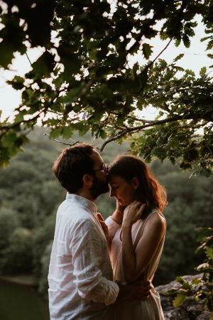 Couple pose romantique à Mervent dans les rochers, en Vendée