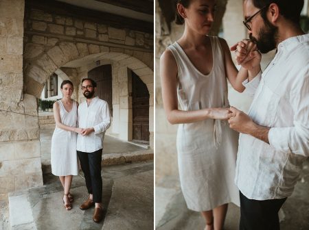 couple pose pour leur séance engagement sous les arches de Fontenay-le-Comte