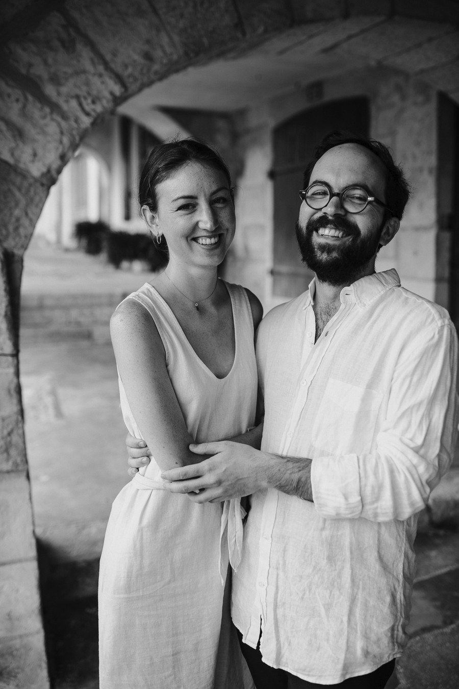 couple de futurs mariés sourit noir et blanc petite robe blanche