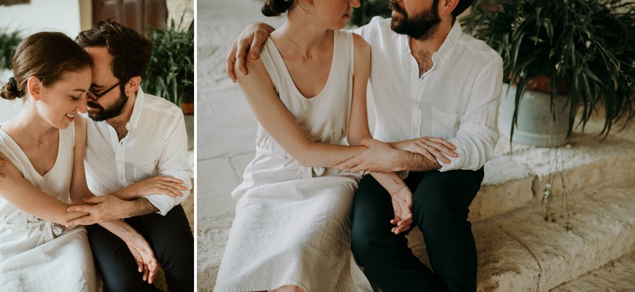 couple tendre assis robe et chemise blanche sous les arches