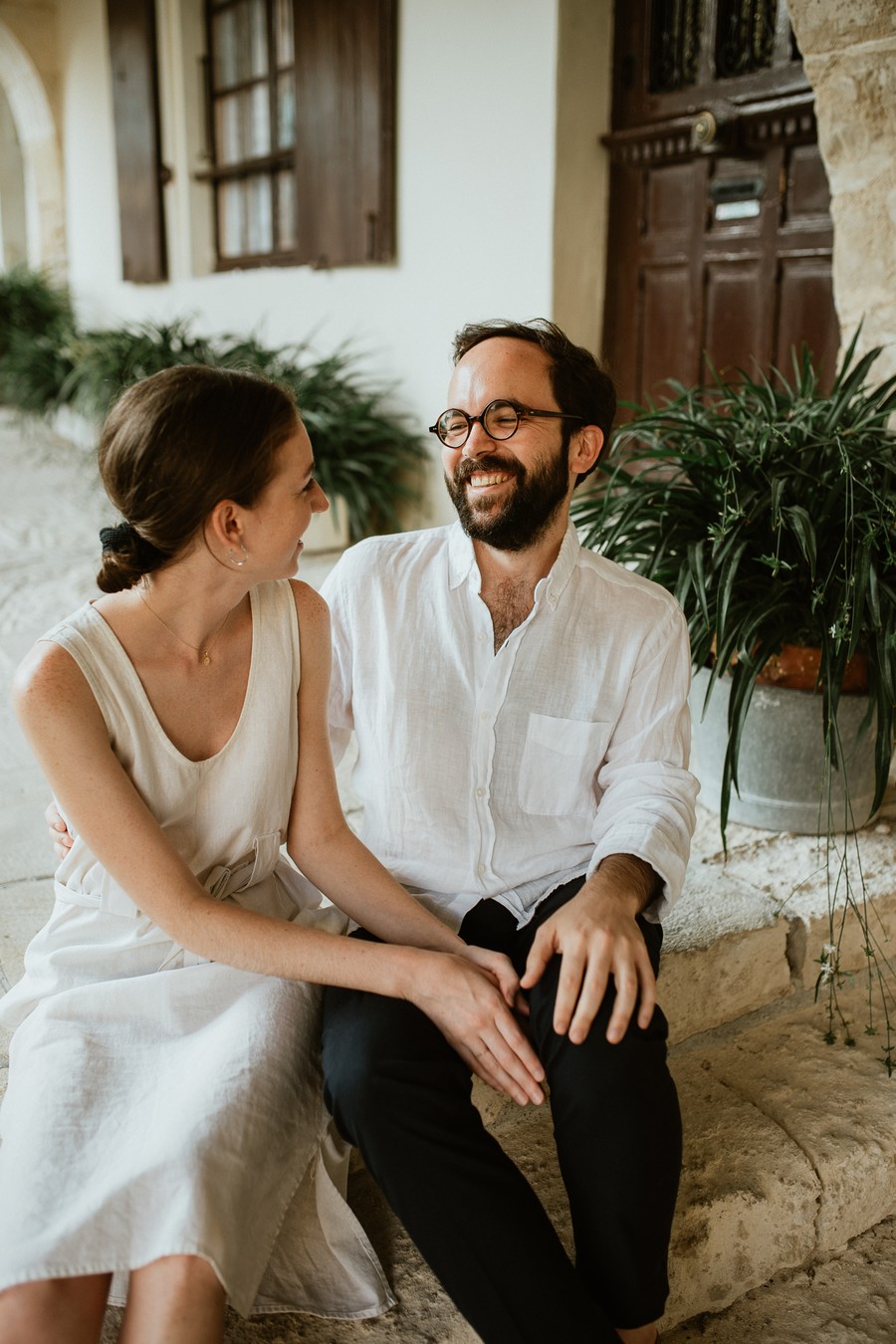futur marié rigole en regardant sa future femme