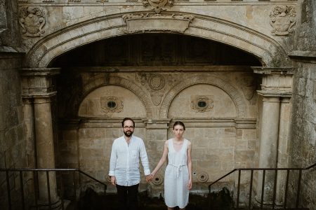 couple séance engagement Fontaine des Quatre Tias à Fontenay-le-Comte