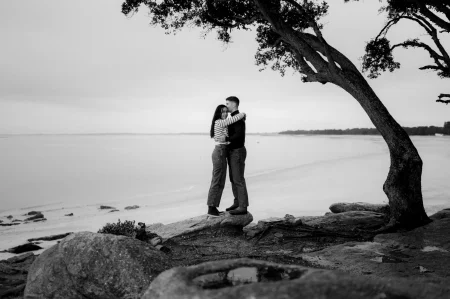 Un couple enlacé sur la Pointe Saint-Pierre à Noirmoutier