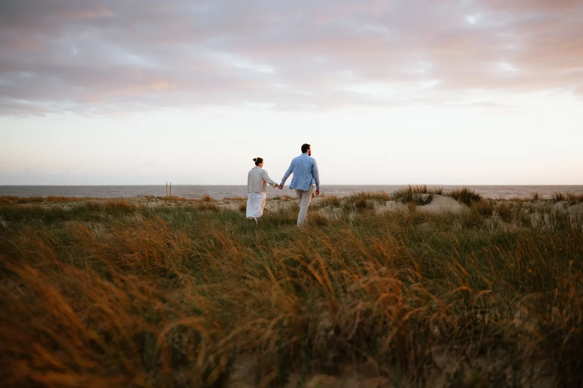 Un couple marche dans la dune sur la côte vendéenne
