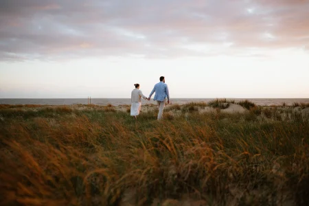 Un couple marche dans la dune sur la côte vendéenne