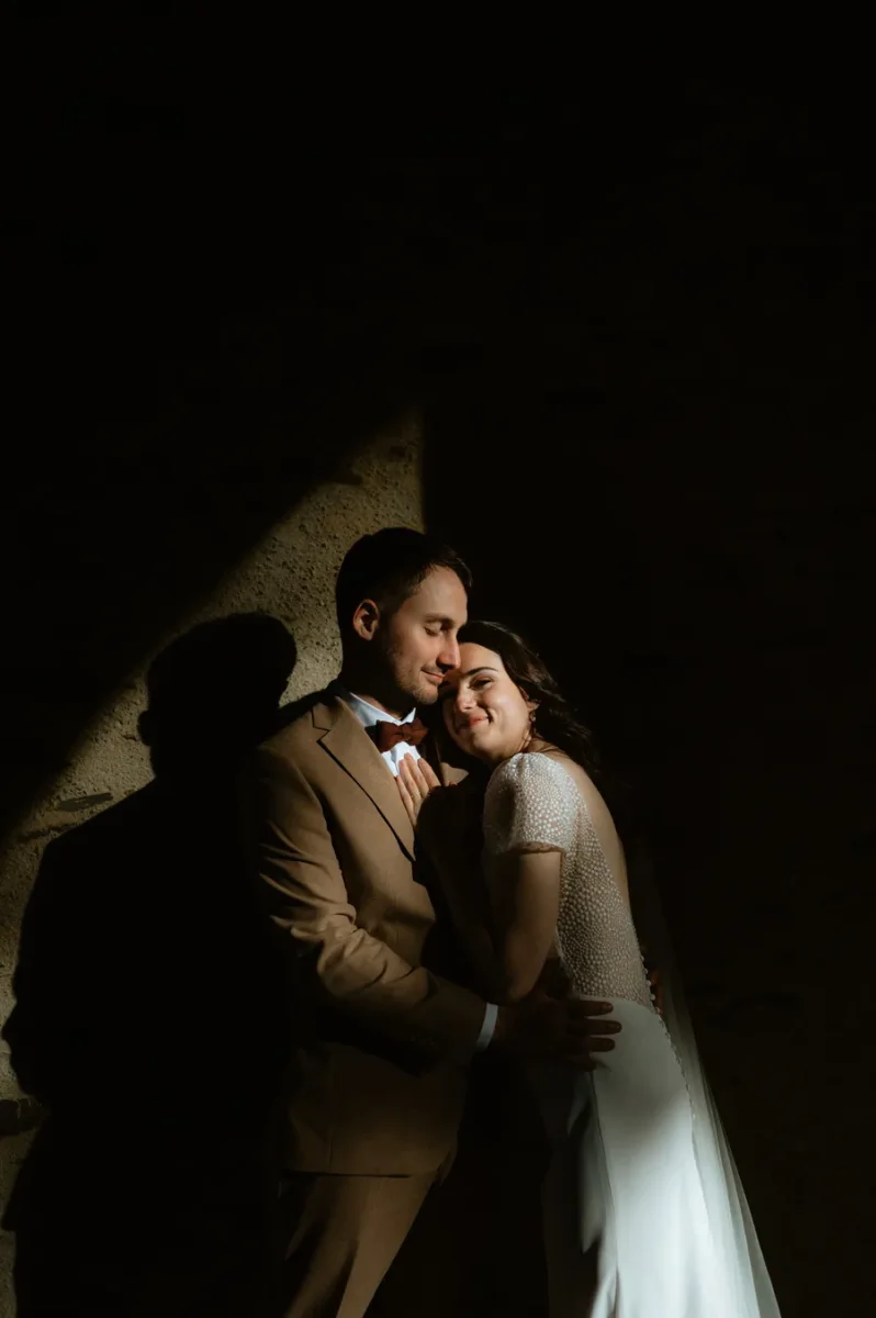 Un couple enlacé dans la lumière à l'entrée du Château de la Citardière