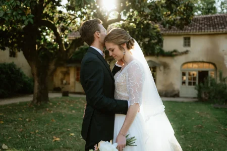 Un couple de mariés pose devant le magnolia du Château de la Citardière à Mervent