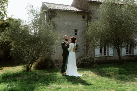 Un couple s'admire après leur mariage au Logis des Arçonnières, à L'Orbrie