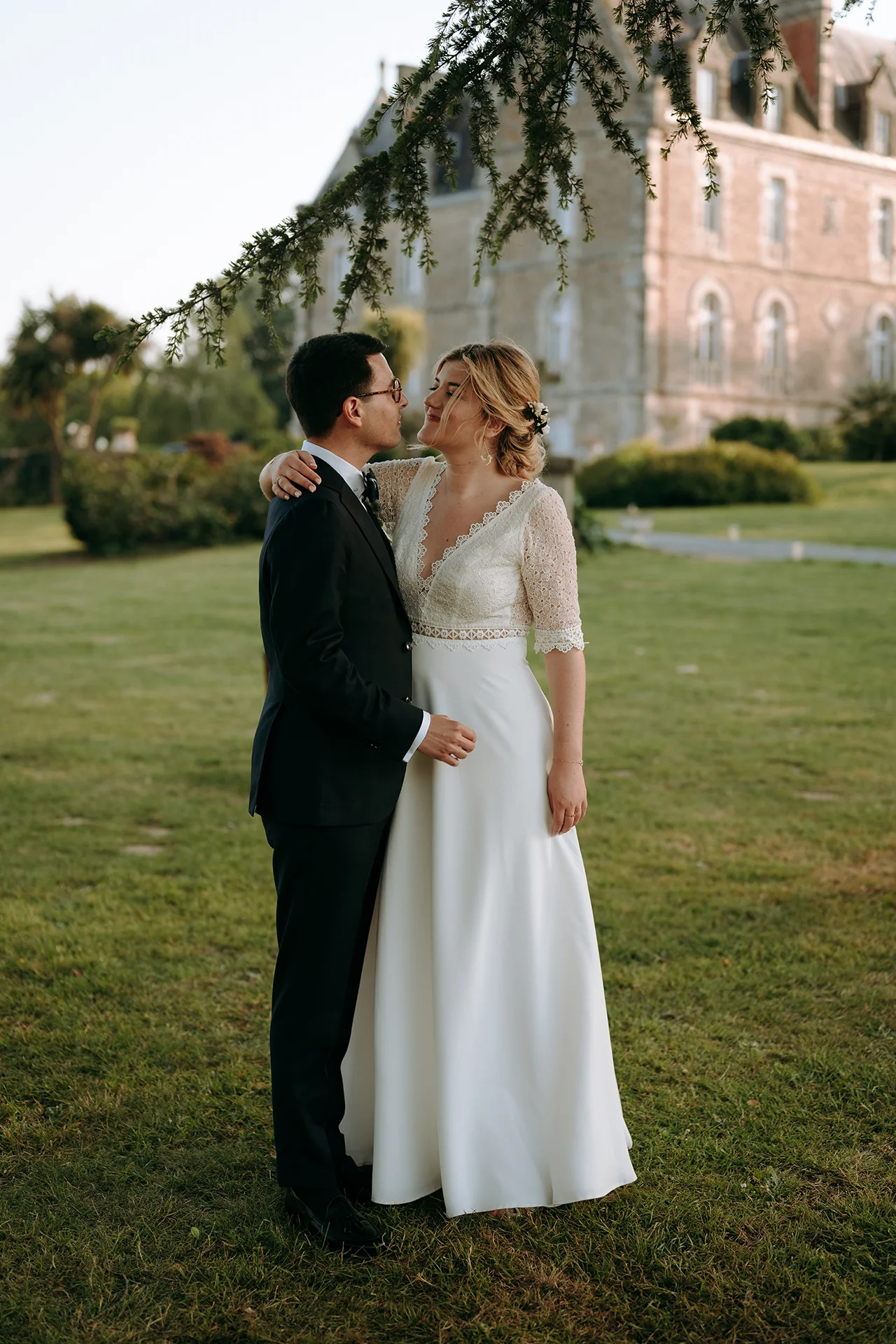 Couple de mariés qui se regarde au Château du Deffay (Loire-Atlantique)