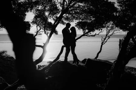 Un couple se regarde devant la mer à Noirmoutier, photo en noir et blanc