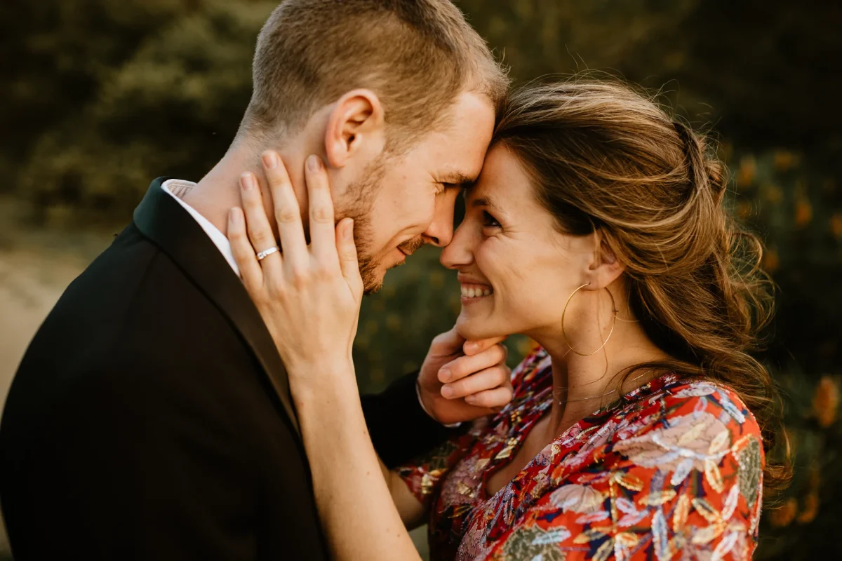 Séance engagement d'un couple dans les dunes en Vendée