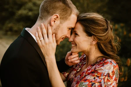 Séance engagement d'un couple dans les dunes en Vendée pour leur futur mariage