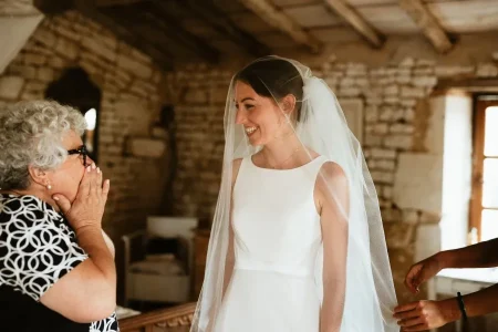 Une maman émue en découvrant sa fille en robe de mariée