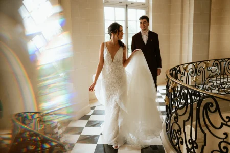 Des mariés marchent dans le Château de Nainville-les-Roches