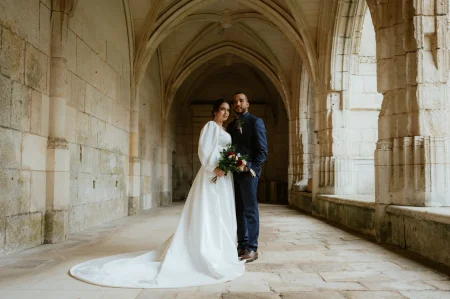 Des mariés posent dans le cloître de la cathédrale de Luçon