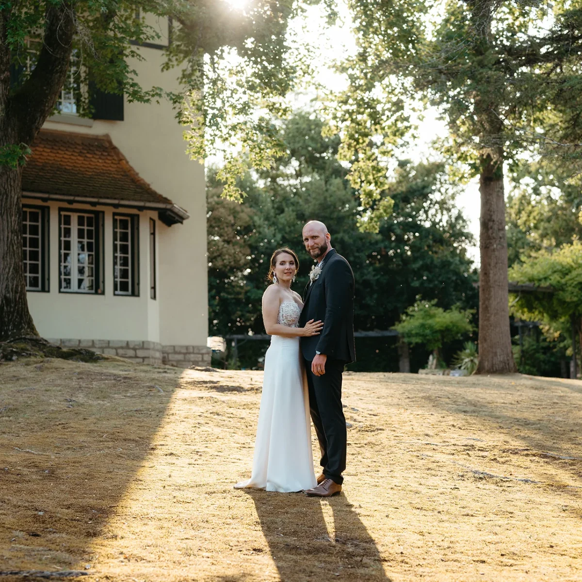 mariés posant le jour de leur mariage au Domaine de Larbéou, Pays basque