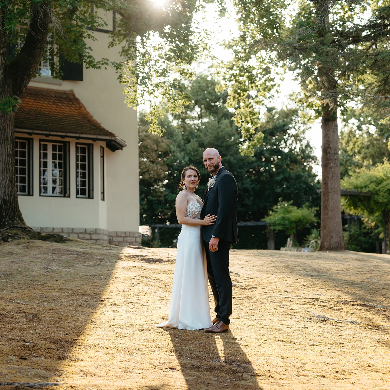 mariés posant le jour de leur mariage au Domaine de Larbéou, Pays basque