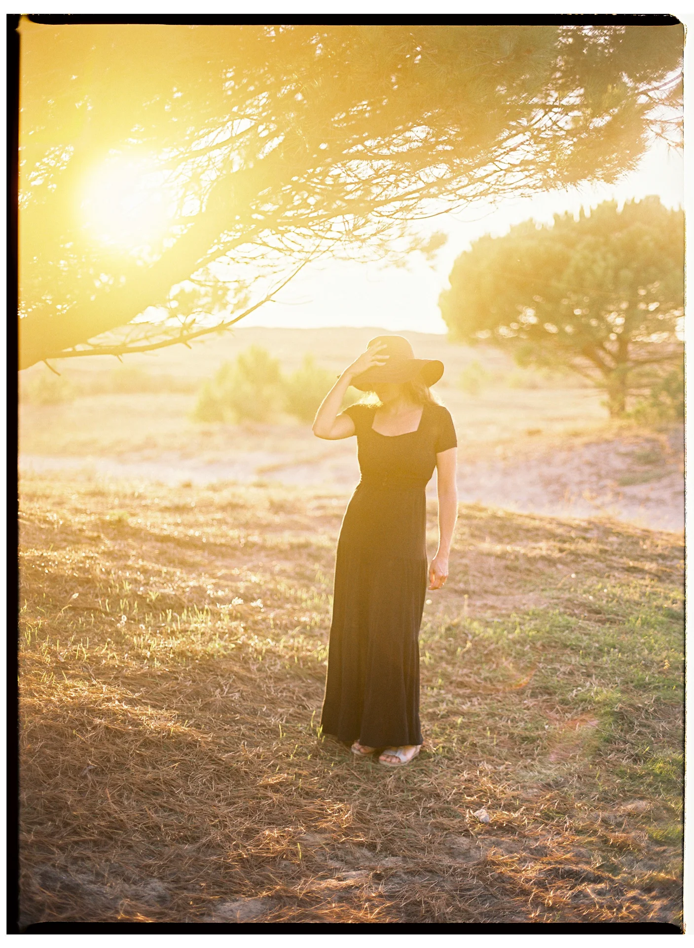 Photo d'une femme en contre-jour à la golden hour sur pellicule Kodak Portra 400