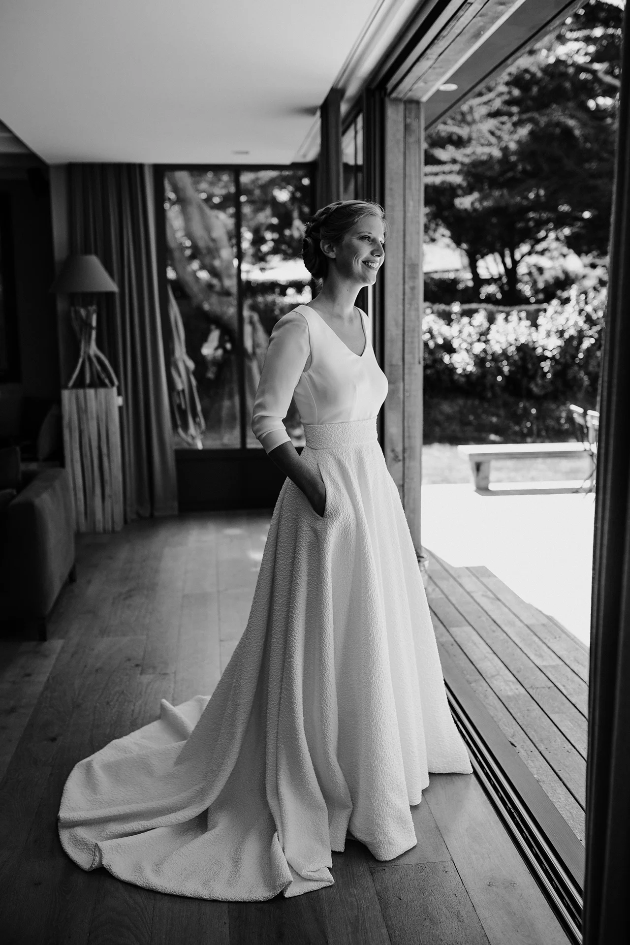Mariée prête en robe blanche, photo en noir et blanc