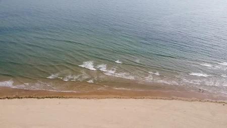 Une vue de drone de la plage du Veillon en Vendée avec des vagues et le soleil